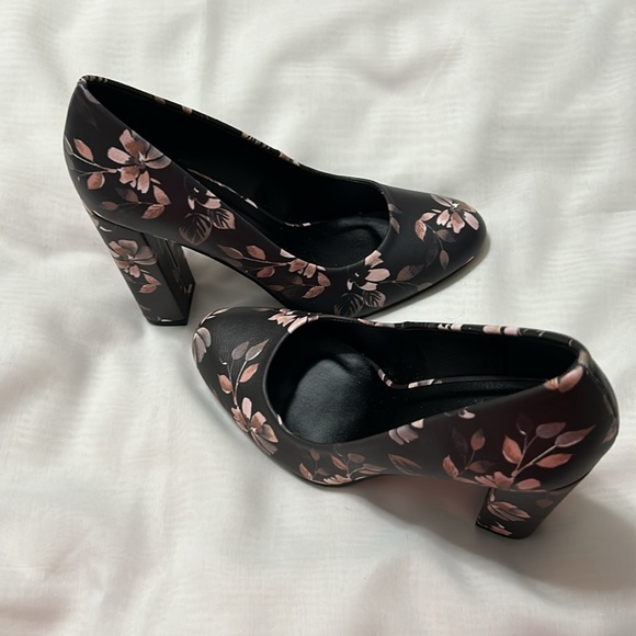 Le Chateau - shoes - Picture 5 of 5